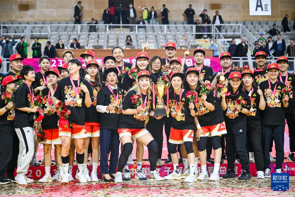 4月22日，四川远达美乐队球员在颁奖仪式上庆祝夺冠。新华社记者 连振 摄